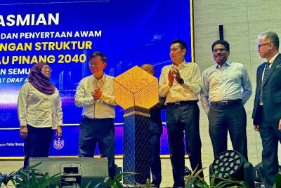 Kon Yeow (dua dari kiri) merasmikan Program Publisiti dan Penyertaan Awam Draf RSNPP 2040 (Kajian Semula) pada Isnin.