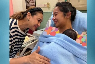 Ally memangku Eden Zakaria Ezran Cheah sambil diperhatikan oleh ibunya, Norzieta. - Gambar Instagram @tpnnorzietaofficial