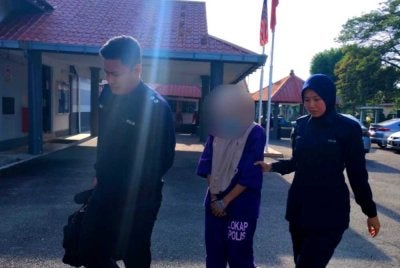 Suspek dibawa keluar dari Mahkamah Majistret Pasir Puteh pada Isnin.