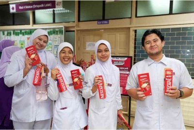 Petugas barisan hadapan menikmati detik rehat yang amat diperlukan bersama 'NGOPI Dulu dan Kekal Bersemangat Bersama'.