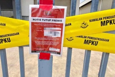 Notis penutupan sementara oleh MPKu. - Foto tular