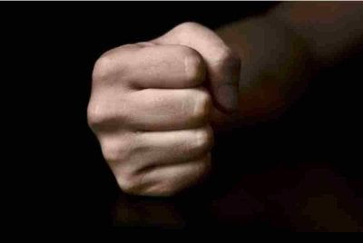 Polis mengesahkan kejadian pergaduhan membabitkan seorang lelaki yang ditumbuk di bahagian kepala, dipercayai berpunca daripada perselisihan faham berkaitan tapak perniagaan. Gambar hiasan 
