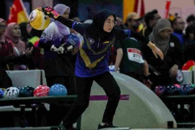 Atlet Tenpin Boling Perlis, Nurul Aisyah Salleh ketika beraksi pada acara perseorangan wanita akhir pada SUKMA Selangor 2026 di Sunway Megalanes, pada Isnin. Foto Bernama