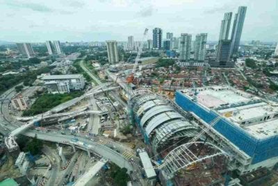 Perancangan bagi mengurai lalu lintas di sekitar pusat bandar Johor Bahru diteliti bagi mengelakkan pembentukan titik kesesakan baharu menjelang pengoperasian Sistem Transit Rapid (RTS) Link antara bandar itu dan Singapura. Foto fail Bernama 