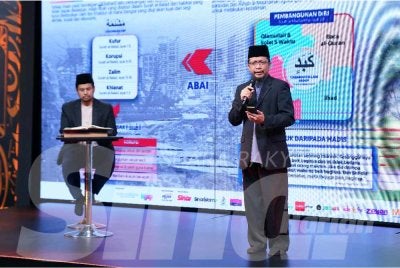 Fazrul (kanan) ketika menjadi pentaddabur pada Majlis Taklimat Sinergi Media Sempena Malaysia #QuranHour 2026 di Kompleks Karangkraf di sini, hari ini.