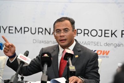 Amirudin semasa sidang media selepas MoU antara SmartSel Sdn Bhd dan PG LinkaranFibre Sdn Bhd serta Penyempurnaan Projek Fiberisasi-Cyberjaya di Shah Alam pada Isnin.