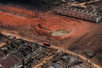 Insiden letupan saluran paip gas di Putra Heights berlaku pada 1 April tahun lalu menyebabkan kemusnahan dan kerosakan kepada sejumlah kediaman serta kenderaan di kawasan terbabit. Foto fail Bernama 
