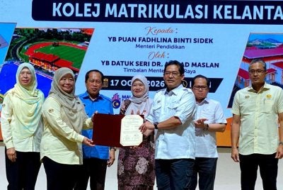 Ahmad (tiga dari kiri) bersama Fadhlina (empat dari kanan) pada Majlis Penyerahan Bangunan Tambahan Kolej Matrikulasi Kelantan di Pasir Puteh pada Isnin. Foto SINAR HARIAN/HAZELEN LIANA KAMARUDIN