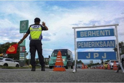 Kereta mewah berkenaan telah disita untuk tindakan lanjut mengikut peruntukan undang-undang yang telah ditetapkan. - Gambar hiasan