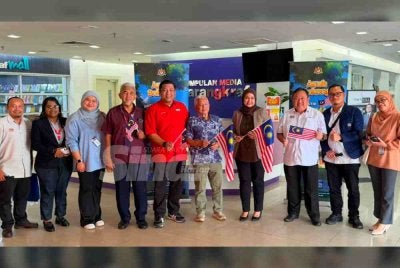 Wan Saidatul Shafina (empat dari kanan) bersama pengurusan Karangkraf dan warga kerja JaPen selepas mengadakan kunjungan hormat ke Karangkraf.