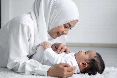 TIDAK salah untuk menyusukan anak di tempat awam, namun perlu mematuhi garis panduan yang ditetapkan syarak. 