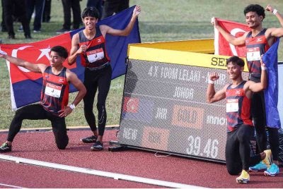 Aksi Haziq Ilmani, Muhammad Airiel, Adam Harith dan Danish Iftikhar sejurus menamatkan acara 4x100 meter lelaki akhir pada Sukan Malaysia (SUKMA) 2026 di Kompleks Sukan UPM pada Isnin. Foto Bernama 