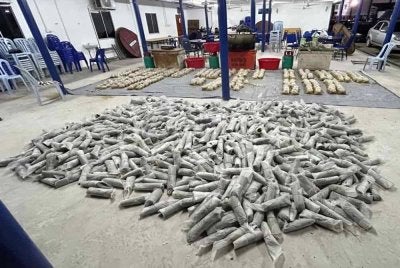 Ratusan bungkusan daun dan air ketum serta pelbagai peralatan memproses yang berjaya dirampas pihak polis dalam serbuan di Kampung Bukit Rangin di sini.