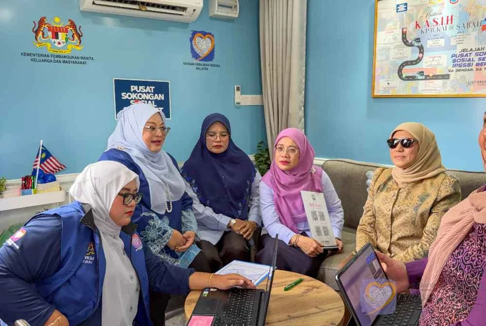 Nancy meninjau perkhidmatan Pusat Sokongan Sosial Setempat (PSSS) Bergerak yang menyediakan ruang kepada peserta mendapatkan sokongan psikososial.