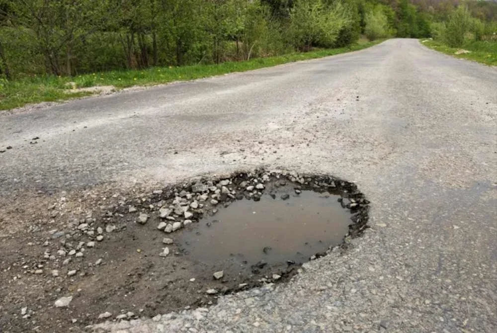 Masalah jalan berlubang juga menjadi salah satu punca berlakunya kemalangan. Foto hiasan