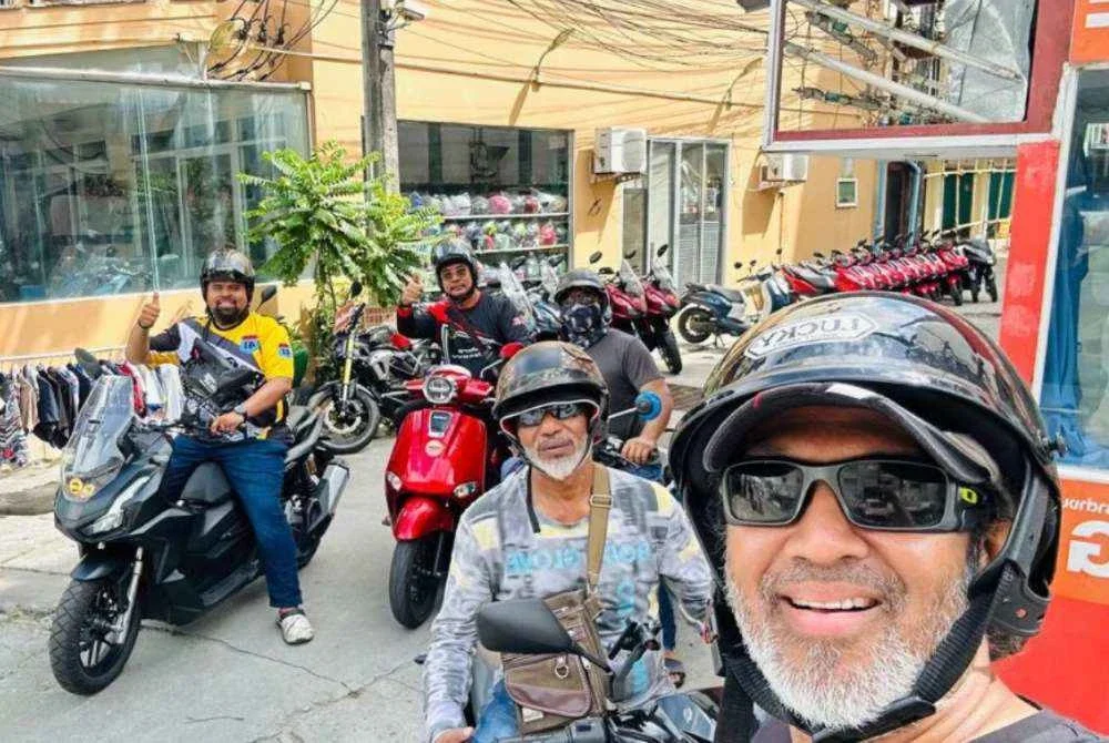 Mohamad Adri (kiri) bersama rakan-rakan bermotosikal ke Phuket, Thailand baru-baru ini.
