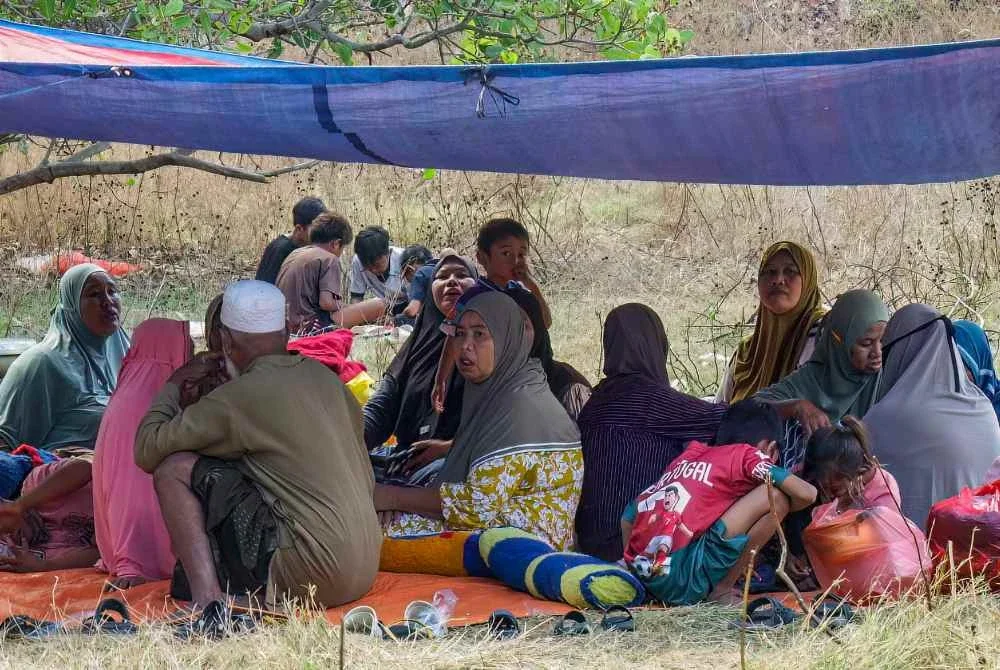 Penduduk terpaksa tinggal di kawasan lapang di Kampung Nangahale, Sikka. Foto AFP