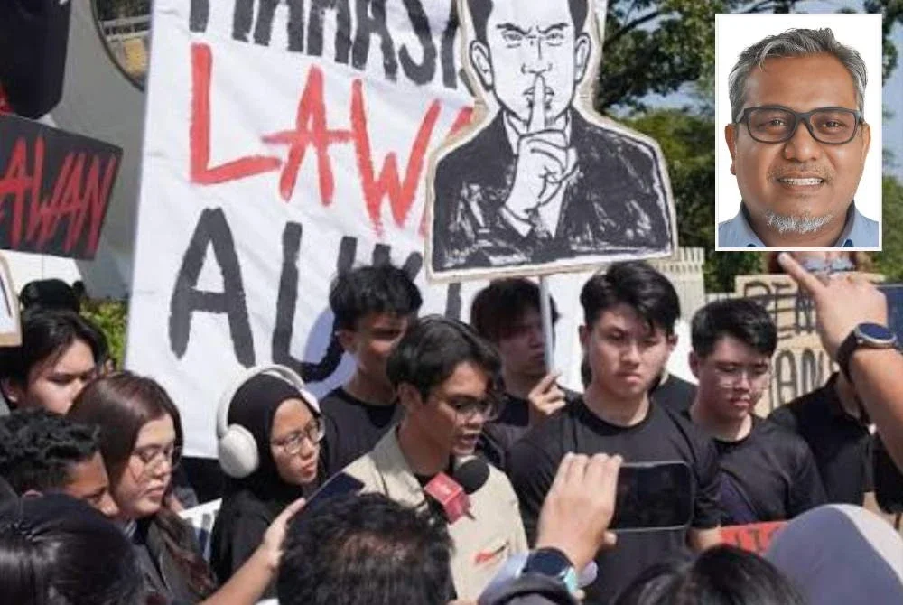 Azran (gambar kecil) berkata, jika tujuan utama pemansuhan AUKU ialah memberikan kebebasan politik kepada mahasiswa, objektif tersebut sebenarnya telah pun dicapai. Foto hiasan