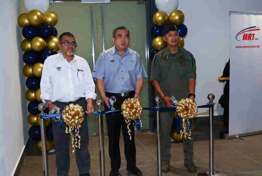 Menteri Pengangkutan, Anthony Loke Siew Fook dan Mohd Shuhaily(kanan) merasmikan bilik Agensi Kawalan dan Pelindungan Sempadan Malaysia ketika tinjauan perkembangan Sistem Transit Rapid (RTS) Link Johor Bahru-Singapura di Kompleks Bersepadu Imigresen, Kastam dan Kuarantin (ICQ), Bukit Cagar pada Selasa. Foto Bernama
