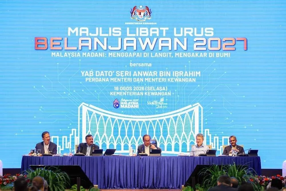Anwar (tengah) bersama wakil kerajaan dan agensi bukan kerajaan pada Majlis Libat Urus Belanjawan 2027 di Kementerian Kewangan pada Selasa. FOTO: Bernama