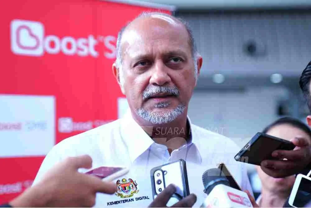 Gobind selepas majlis pelancaran aplikasi Boost SME di KL Sentral, di sini, Selasa. Foto SINAR HARIAN/MOHD HALIM ABDUL WAHID