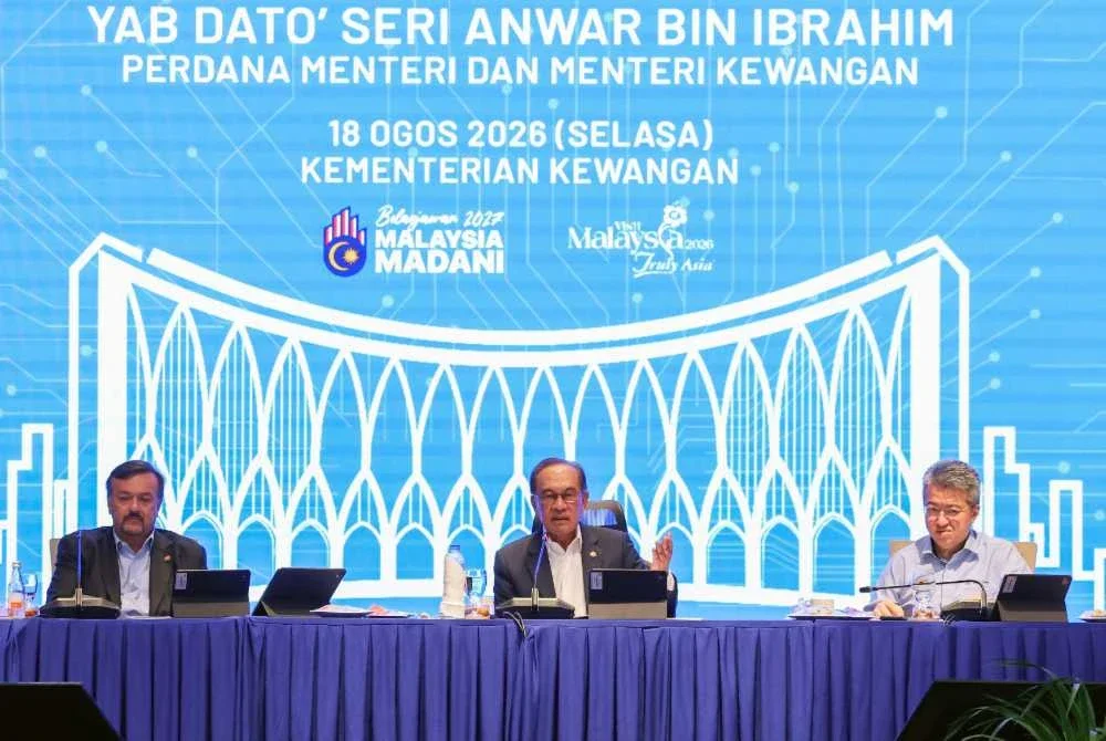 Anwar (tengah) ketika sesi libat urus bersama wakil kerajaan dan agensi bukan kerajaan di Kementerian Kewangan pada Selasa. Foto Bernama