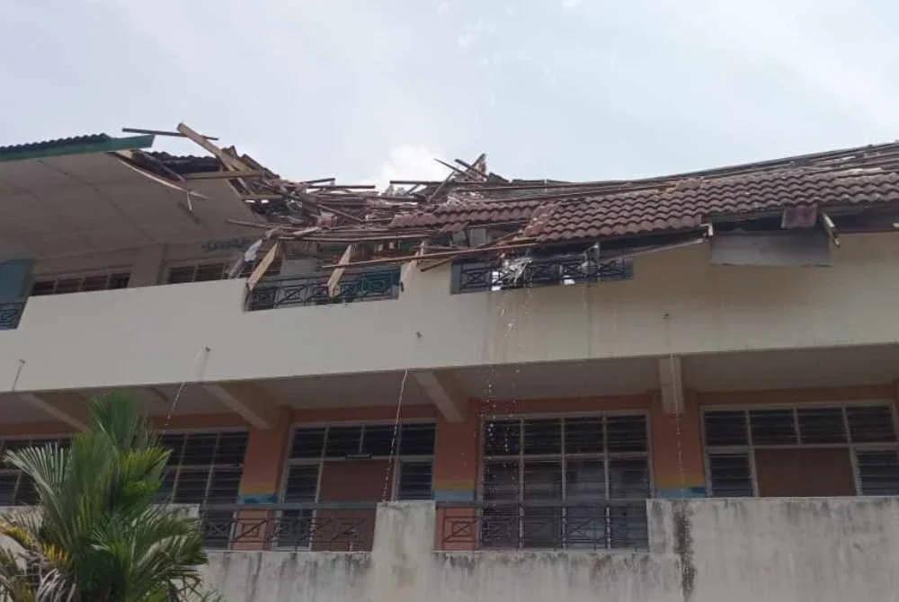 Keadaan bumbung SMK Juasseh yang Runtuh. Foto ihsan Bomba