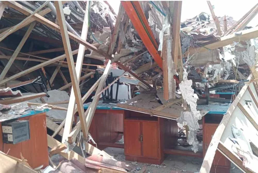 Keadaan bumbung SMK Juasseh yang Runtuh. Foto: Ihsan Bomba