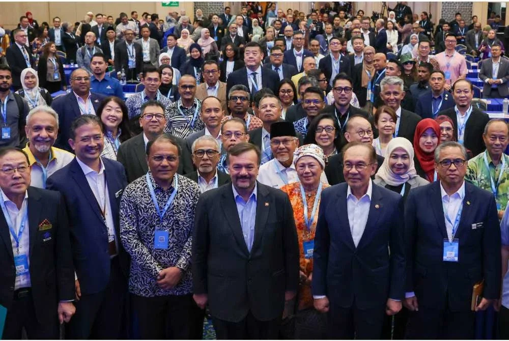Anwar (dua dari kanan) yang juga Menteri Kewangan bergambar bersama wakil kerajaan dan Agensi Bukan Kerajaan yang hadir ke Majlis Libat Urus Belanjawan 2027 “Malaysia Madani: Mengapai Di Langit, Mengadap Di Bumi” di Kementerian Kewangan. Foto Bernama