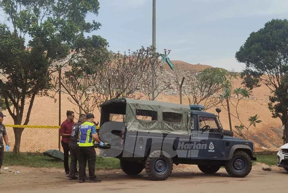 Mayat mangsa dibawa ke dalam trak polis untuk dihantar ke Hospital Melaka untuk proses seterusnya. 
