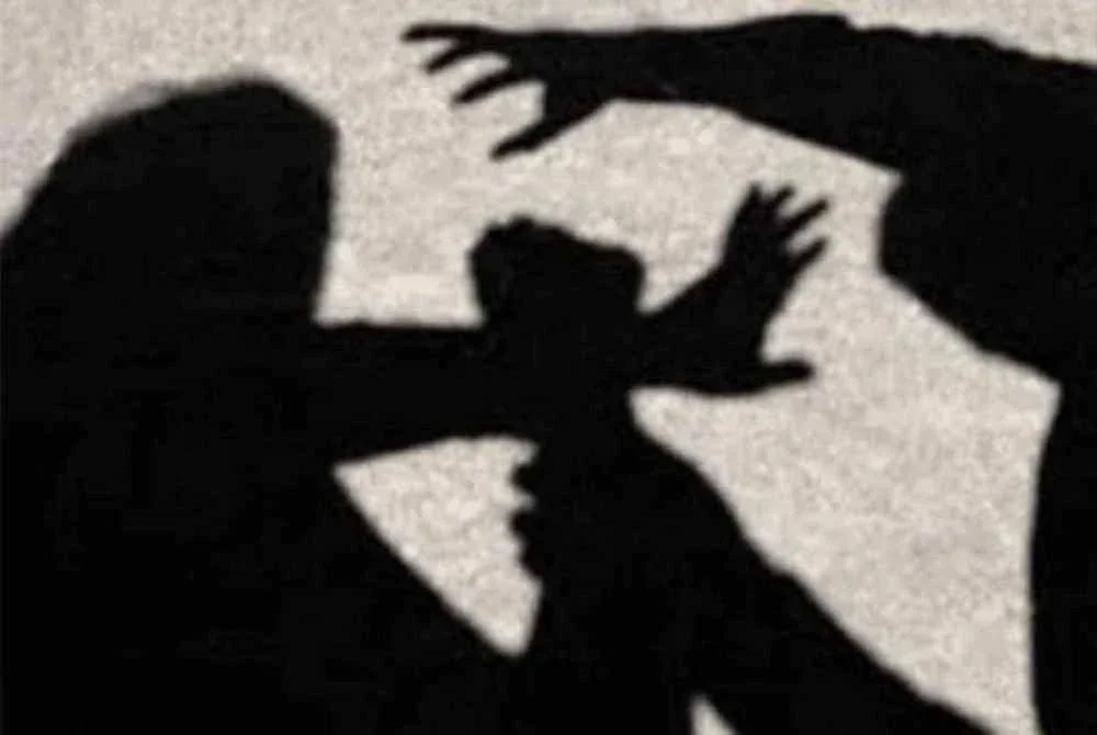 Kejadian berlaku sekitar jam 10 pagi pada Jumaat ketika mangsa sedang membersihkan papan putih di dalam kelas.