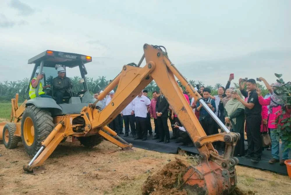 Sanusi melancarkan Pecah Tanah Pembinaan Kolej Kediaman Pelajar Universiti Sultan Abdul Halim Mu'adzam Shah (UniSHAMS) di Kuala Ketil pada Selasa.