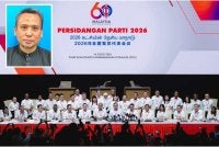 Kedudukan dalam kerajaan memberikan DAP pengaruh terhadap pembuatan dasar dan keputusan penting. Gambar kecil: Mohd Azhar
