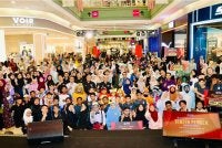 Para peserta serta tetamu bergambar bersama selepas Majlis Penyampaian Hadiah Pertandingan Teater Pendek Simpan SSPN Peringkat Kebangsaan Tahun 2026 yang berlangsung di Centre Court, AEON Mall Cheras Selatan, Selangor.