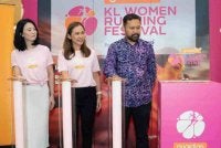 Patricia (tengah) dan Priscilla (kiri) melakukan simbolik pelancaran Festival Larian Wanita Kuala Lumpur.