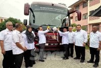 Dr Mohd Azam (empat dari kiri) memotong riben penyerahan bas kepada SMKA Naim Lilbanat. FOTO SINAR HARIAN - ADILA SHARINNI WAHID