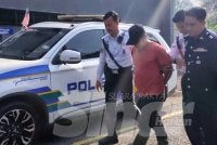 Norazlan (tengah) didakwa di Mahkamah Majistret Temerloh hari ini atas dua pertuduhan memandu secara berbahaya sehingga menyebabkan kematian dua beranak pada Jumaat lalu.