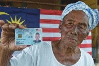 Poktar menunjukkan kad pengenalannya ketika ditemui di Kampung Teras baru-baru ini. Foto Bernama