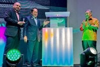 Ahmad (dua dari kiri) menyempurnakan Majlis Perasmian Konvensyen Kontraktor 2026 di Pusat Konvensyen Picca pada Selasa.