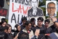 Azran (gambar kecil) berkata, jika tujuan utama pemansuhan AUKU ialah memberikan kebebasan politik kepada mahasiswa, objektif tersebut sebenarnya telah pun dicapai. Foto hiasan