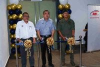 Menteri Pengangkutan, Anthony Loke Siew Fook dan Mohd Shuhaily(kanan) merasmikan bilik Agensi Kawalan dan Pelindungan Sempadan Malaysia ketika tinjauan perkembangan Sistem Transit Rapid (RTS) Link Johor Bahru-Singapura di Kompleks Bersepadu Imigresen, Kastam dan Kuarantin (ICQ), Bukit Cagar pada Selasa. Foto Bernama