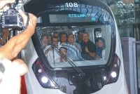 Anthony menaiki RTS Link Johor Bahru-Singapura ketika mengadakan lawatan di ICQ, Bukit Cagar pada Selasa. Foto Bernama