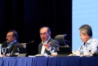 Anwar (tengah) ketika sesi libat urus bersama wakil kerajaan dan agensi bukan kerajaan di Kementerian Kewangan pada Selasa. Foto Bernama