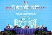Anwar (tengah) bersama wakil kerajaan dan agensi bukan kerajaan pada Majlis Libat Urus Belanjawan 2027 di Kementerian Kewangan pada Selasa. FOTO: Bernama 