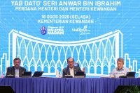 Anwar (tengah) ketika sesi libat urus bersama wakil kerajaan dan agensi bukan kerajaan di Kementerian Kewangan pada Selasa. Foto Bernama