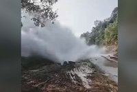 Tangkap layar gambar paip pecah berhampiran Tanah Perkuburan Bukit Rangin, Kuantan pada Selasa menyebabkan 50,000 akaun pengguna terjejas.