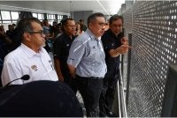 Anthony Loke (tengah) mendengar penerangan daripada Ketua Pegawai Eksekutif MRT Corp, Datuk Mohd Zarif Mohd Hashim (kanan) ketika melalui Jambatan Penyeberangan Orang (POB) pada lawatan tinajaun perkembangan RTS Link Johor Bahru-Singapura di Kompleks Bersepadu Imigresen, Kastam dan Kuarantin (ICQ), Bukit Cagar. Foto Bernama