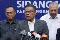 Saifuddin Nasution (tengah) bercakap pada sidang media selepas Majlis MoU antara JIM dan MCMC di Kompleks Setia Perkasa. - Foto Bernama