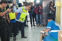 Ahmad Faizal melihat pekerja SPAN melakukan pemeriksaan saluran tangki septik dalam ops pematuhan pengosongan tangki septik di Johor Bahru