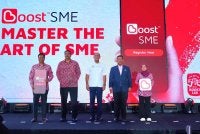 Gobind Singh (tengah) bersama barisan pengurusan Boost pada pelancaran Boost SME di KL Sentral pada Selasa. FOTO: Mohd Halim Abdul Wahid